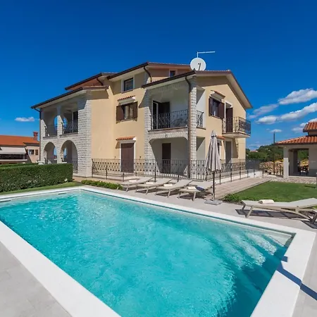 Apartamento Mihael With Pool And Beautiful Garden *