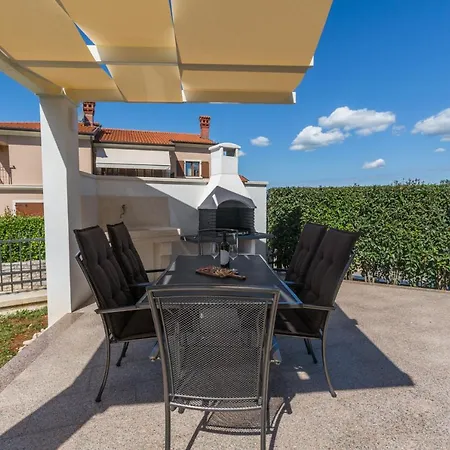 Mihael With Pool And Beautiful Garden Apartment