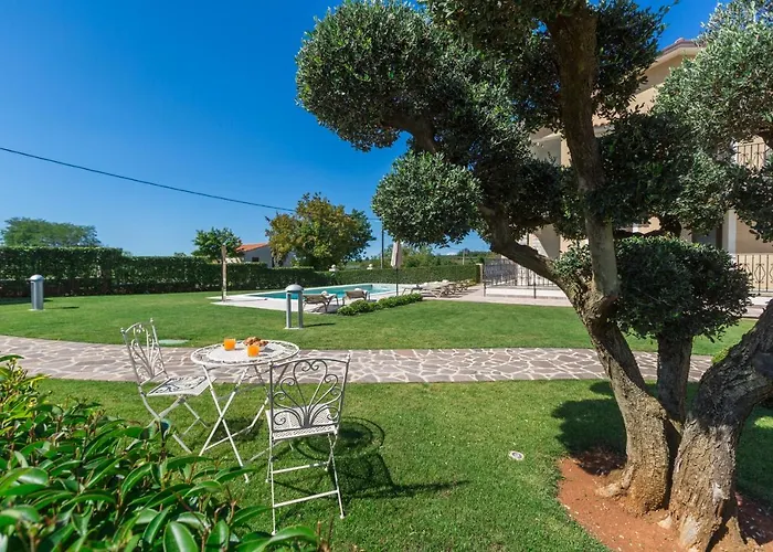 Mihael With Pool And Beautiful Garden Lägenhet