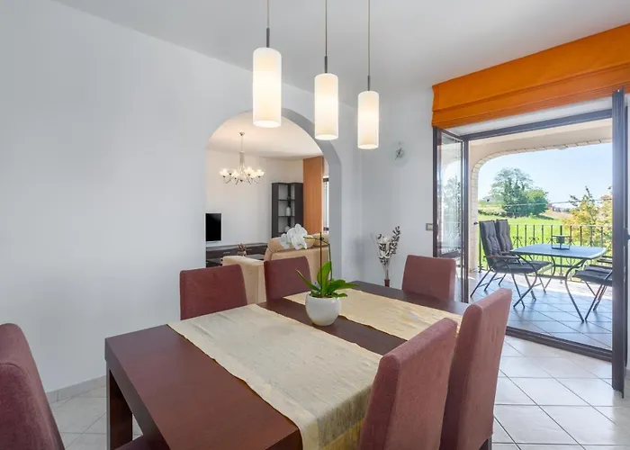 Lägenhet Mihael With Pool And Beautiful Garden